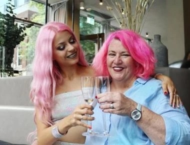 Απίστευτο: 24χρονη Youtuber παντρεύτηκε 62χρονη δημοσιογράφο (φωτο)